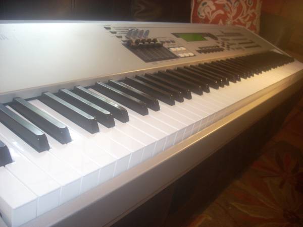 Photo Yamaha Mo8 mo 8 88 keys keyboard synthesizer 88 keys mint.. $1