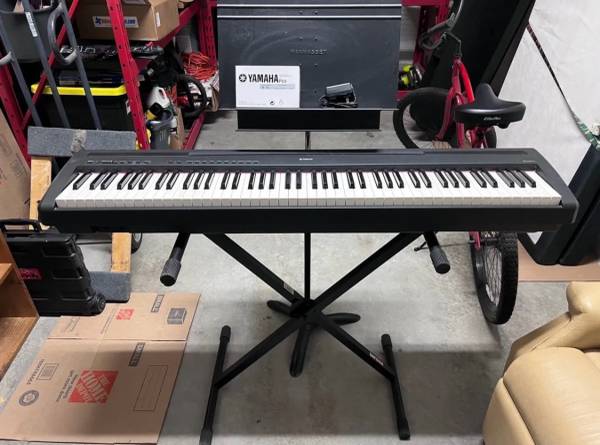 Photo Yamaha P-85 Contemporary Digital Piano with ProLine stand and music stand $300