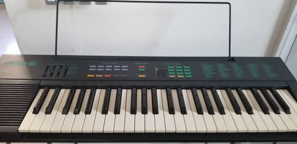 Photo Yamaha PSR-6 keyboard with stand, 49 keys $75