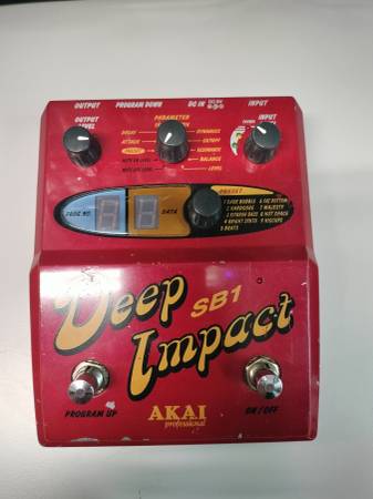 Photo akai deep impact bass synthesizer pedal $700