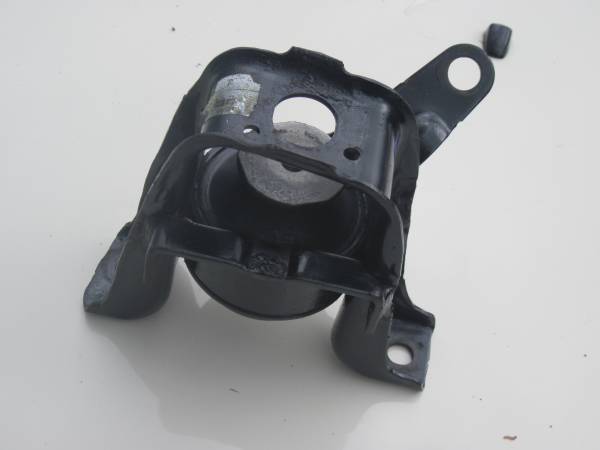 Photo 2003-08 Toyota Corolla 1.8L Front Right Engine Mount $20