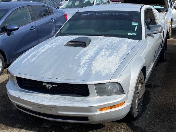 Photo 2005 Ford Mustang V6 Deluxe 2dr Fastback $4,295