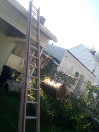 Photo 28 ft fiberglass extendable ladder $200
