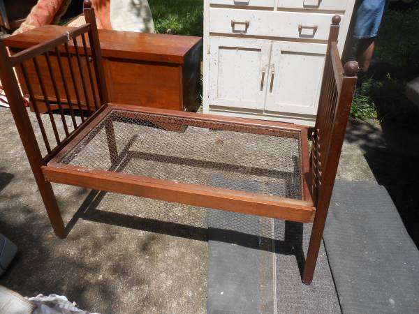 Photo ARTS AND CRAFT SOLID WALNUT CHILDS BED $200