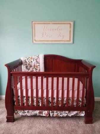 Photo BABY BED - CHANGING TABLE- TOY BOX $275