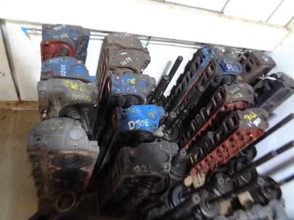 Photo Ford 302-351w-351m-390-428 cylinder heads $1