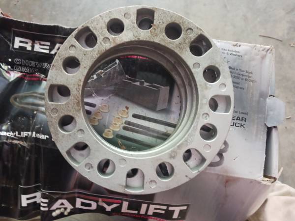 Photo GM 2500 and 3500 2 inch rear lift and 8 lug wheel spacers $75