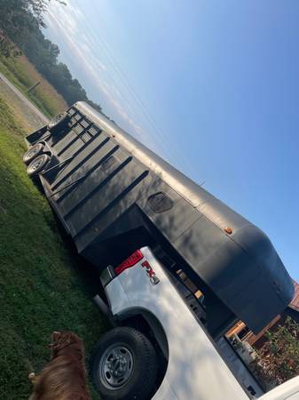 Photo Horse trailer with living quarters $4,000