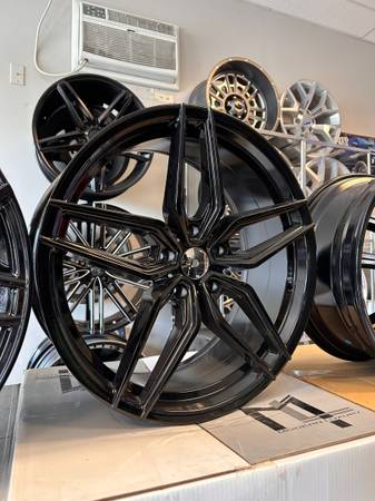 Photo New 20x8.5 Modern Luxury ML-5 Wheels  Tires $2,500