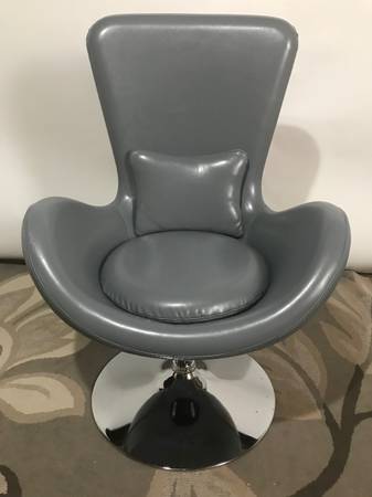 Photo New grey egg shaped chair $175