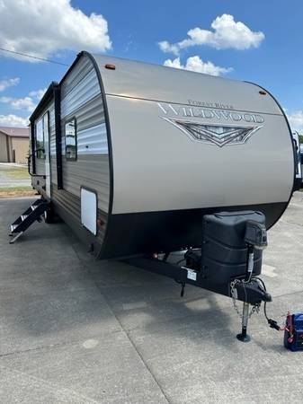 Photo USED 2019 Wildwood 27RKS Forest River Rear Kitchen Travel Trailer $24,995