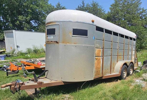 16 foot horselivestock trailer $3,800