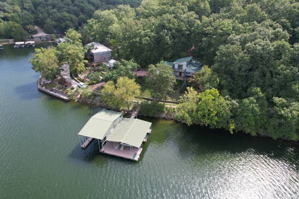 Photo LAKE OF THE OZARKS..LAKEFRONT HOME-PRIME LOCATION 3556817 $575,000