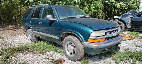 Photo Parting Out 1998 Chevy Blazer Green $1