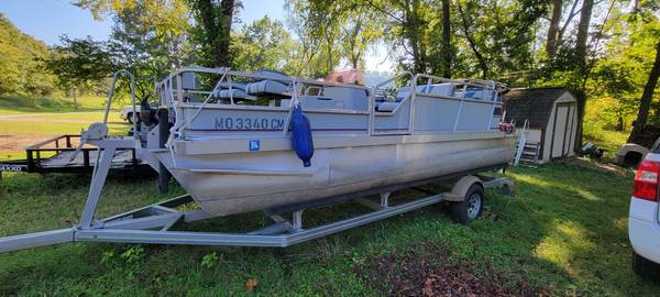Photo REDUCED TO $4500.00 1990 Lowe 19ft Pontoon w 50hp Evinrude Motor $4,500