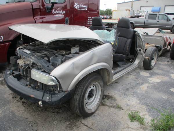 Photo Wrecked 2003 Chevy S10 ----For Parts $300
