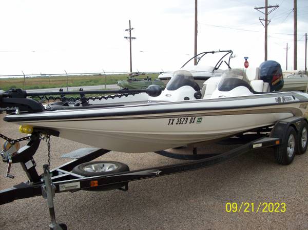Stratos 21 dual console boat $16,000