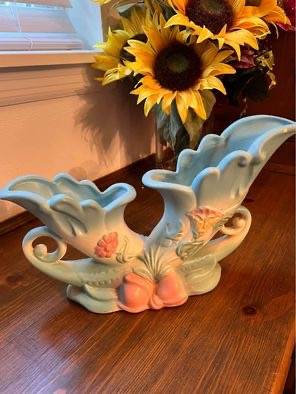Photo HULL ART 13 BOW KNOT DOUBLE CORNUCOPIA VASE $65