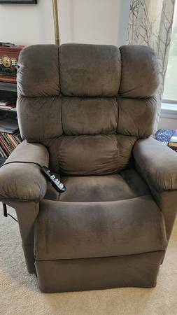 Photo Lift Recliner Chair $500