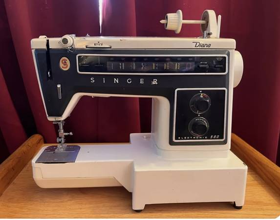 Photo Vintage Portable Singer Diana 560 Sewing Machine $75
