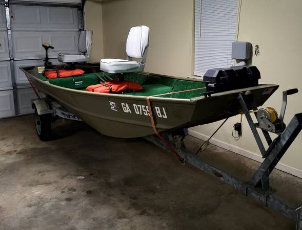 Photo 14ft Jon Boat and Trailer $2,300