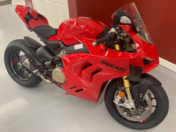 Photo 2023 Ducati Panigale V4 S Red 900 miles $27,000