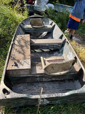 14 ft Fishing boat - painted camo $100