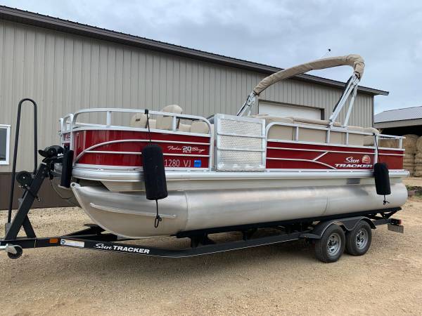 Photo 2019 Sun Tracker Fishin Barge 20 DLX $27,000