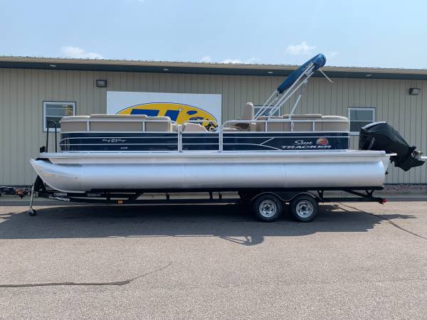 2019 Suntracker 240 DLX Party Barge Tri-Toon $40,850