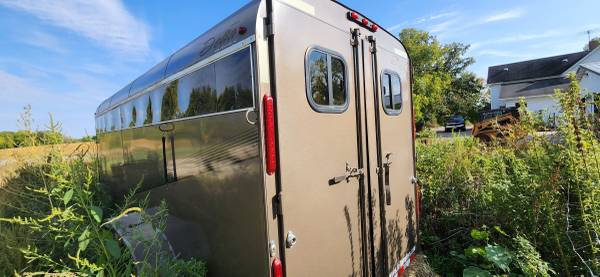 Photo 4 seater horse trailer $6,000