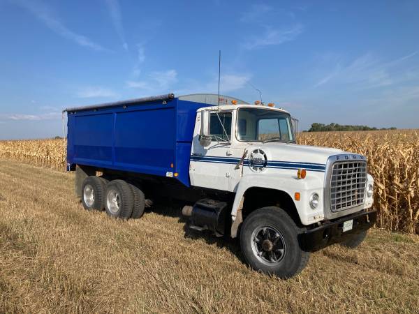 Photo Ford diesel grain truck $21,000
