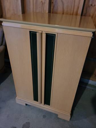 Photo Mid Century - Art Deco two-door cabinet $30