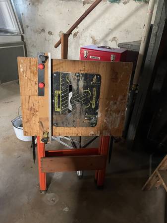 Well built router table $25