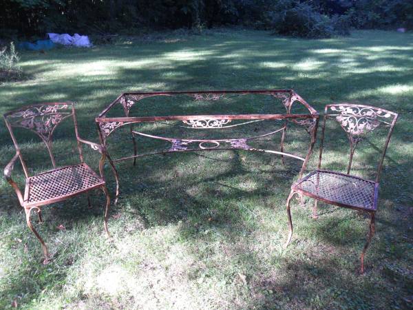 Photo ANTIQUE WROUGHT IRON PATIO SET WITH GLASS $125