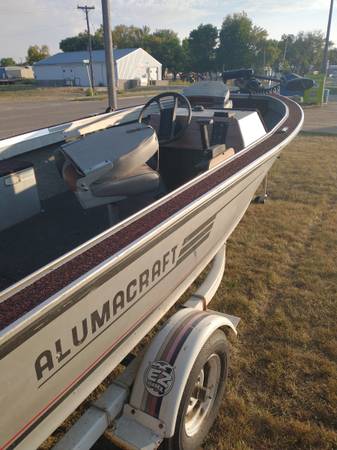 Photo 16 foot Alumacraft boat $3,500