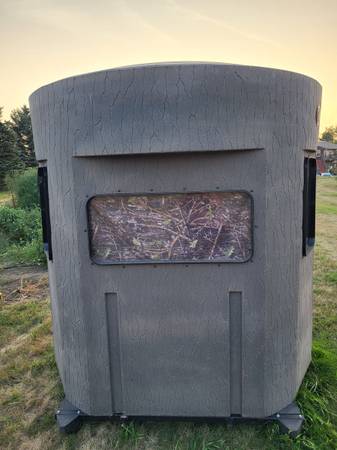 Photo Banks Ice 4 shelter .use as fish house when not ad deer blind.insulation kit ,wi $3,000