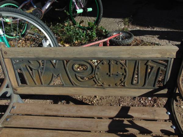Photo CHILDS BENCH CAST IRON AMRESTS AND BACK.. TIME OUT $50