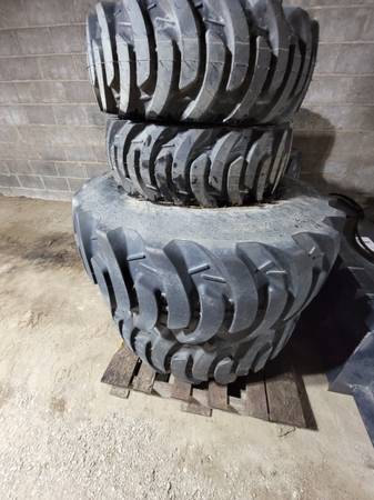 Photo John deere 3 series tires and rims $1,500