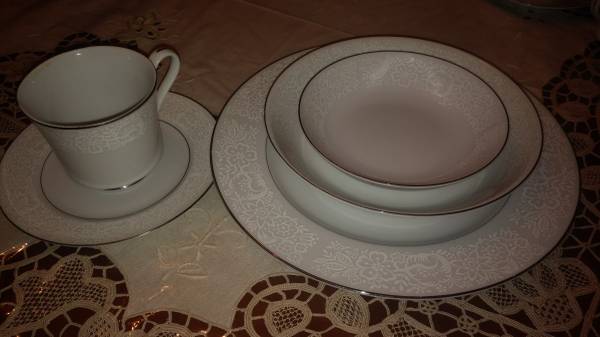 Photo NEW FINE CHINA DINNERWARE 6 PERSON PLACE SETTING