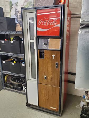 Photo Vintage Coke pop machine $1,000