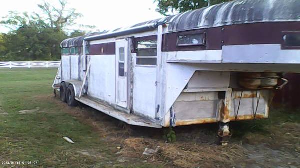 Photo 24 ft Gooseneck cer 2 horse trailer $1,500
