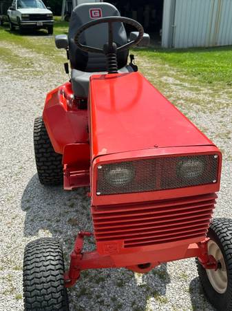 Photo GRAVELY TRACTOR STYLE RIDING MOWER $1,200