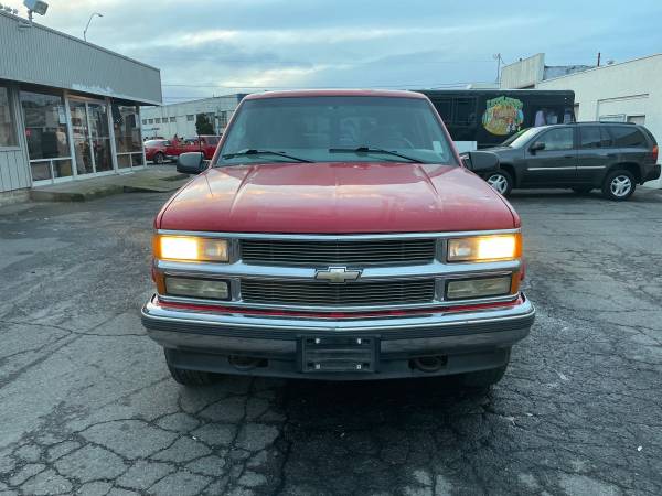 1998 chevy suburban 1500 low miles - $2,500 (Gold Hill) | ZeMotor