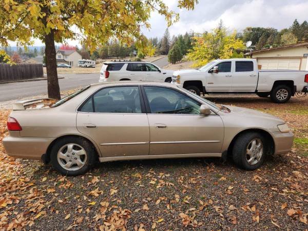 Photo 2000 honda accord $1000 obo - $1,000 (White City)