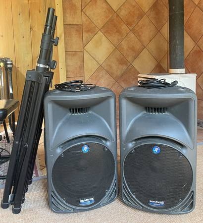 Photo Mackie SRM450 12 Powered Speakers -- Pair with Stands $600
