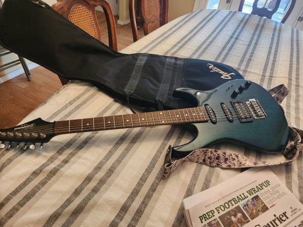 Photo Silverton Electric Guitar wcase $150