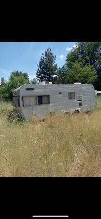 Photo old beat up travel trailer