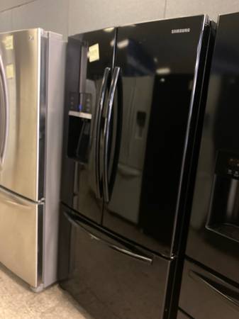 Photo Samsung bottom freezer refrigerator in color black with water and ice dispenser $1,099