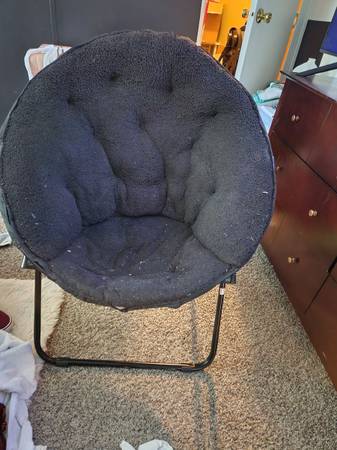 Photo oval fold up chair $15