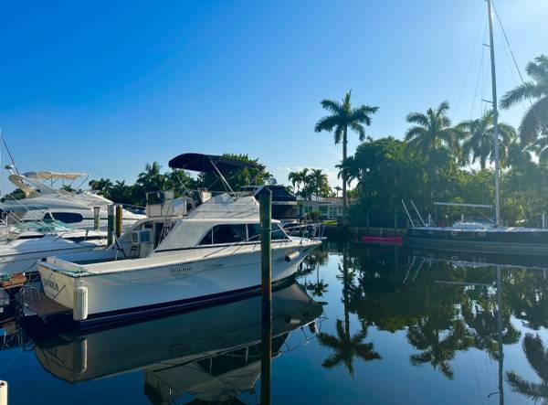 Photo 1978 Silverton houseboat must sell this week $4,950
